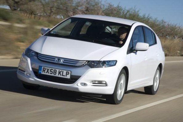 Die Frontansicht des Honda Insight in einer Außenaufnahme