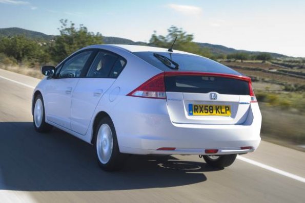 Die Heckansicht des Honda Insight in einer Außenaufnahme: Durch die verringerte Batterie-Größe ist das Kofferaumvolumen passabel