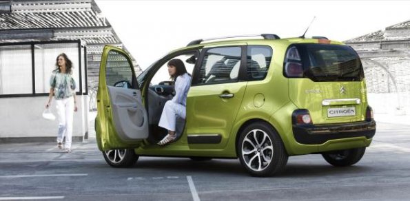 Seitenansicht des Citroen C3 Picasso mit geöffneter Tür: Auffallend ist das steile Heck. 