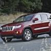 Der Jeep Grand Cherokee in der Front- und Seitenansicht