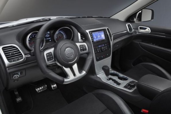 Die Armaturentafel im Jeep Grand Cherokee SRT Limited