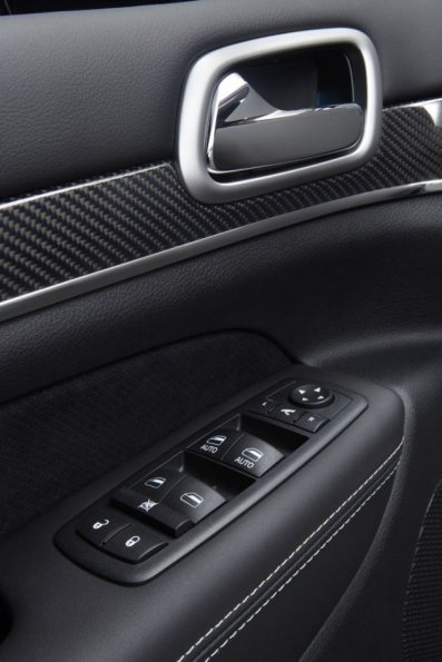 Detailansicht aus dem Innenraum des Jeep Grand Cherokee SRT Limited 