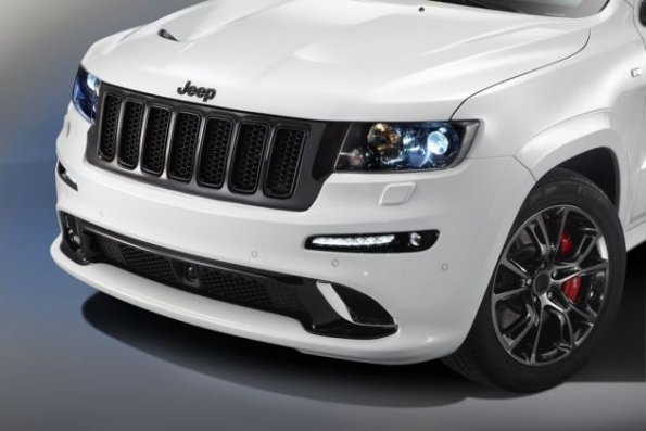 Der Jeep Grand Cherokee SRT Limited in der Front- und Seitenperspektive 