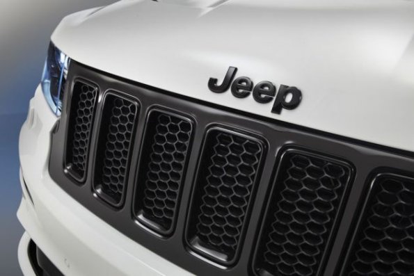 Eine Nahaufnahme der Fahrzeugfront am Jeep Grand Cherokee SRT Limited