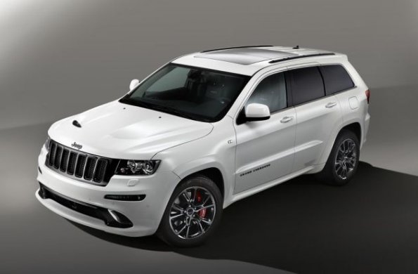 Die Front- und Seitenpartie des Jeep Grand Cherokee SRT Limited