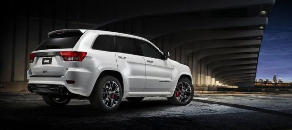 Heck- und Seitenansicht des Jeep Grand Cherokee SRT Limited