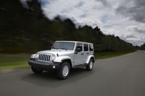 Jeep Wrangler Unlimited with 2.8L CRD engine and body-color hard top (outside North America).