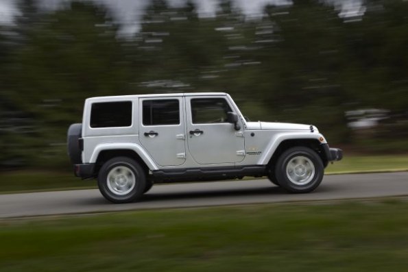 Jeep Wrangler Unlimited with 2.8L CRD engine and body-color hard top (outside North America).