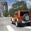 Heckansicht des Jeep Wrangler in der Farbe Sahara