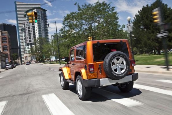 Heckansicht des Jeep Wrangler in der Farbe Sahara