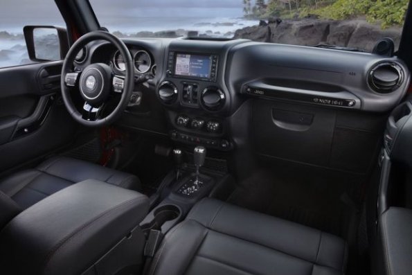 Ein Blick auf die Armaturen im Jeep Wrangler Black Edition