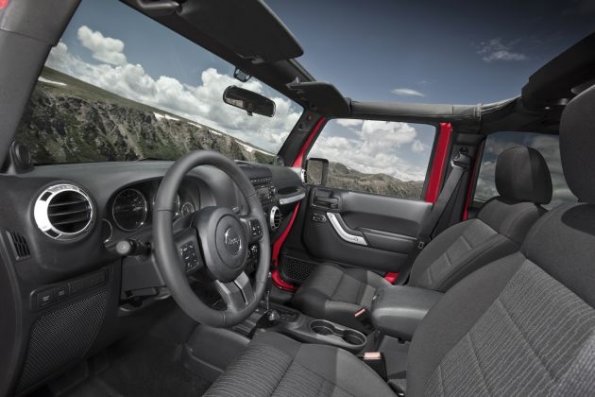 Vor allem innen soll der Jeep Wrangler verbessert worden sein: Hier ein Blick auf die erste Sitzreihe