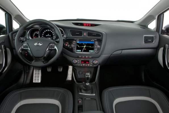 Cockpit und Armaturen in Kia Ceed 