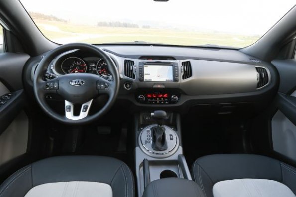 Innenraumaufnahme mit dem Cockpit und den Armaturen des Kia Sportage 
