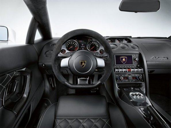 Edles High-Tech im Cockpit  des Lamborghini Gallardo LP 560-4