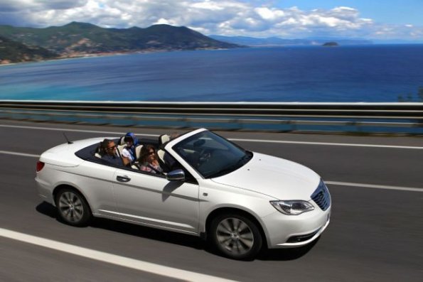 Fahraufnahme mit demLancia Flavia Cabriolet: Vier Personen finden hier beim Open-Air-Ausflug Platz