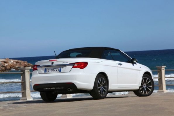 Die Heckpartie des Lancia Flavia Cabriolet mit geschlossenem Verdeck