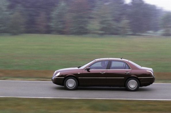 Die Fahraufnahme zeigt den Lancia Thesis von der Seite