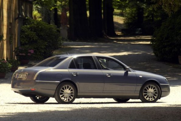 Seitenansicht des Lancia Thesis in einer Außenaufnahme