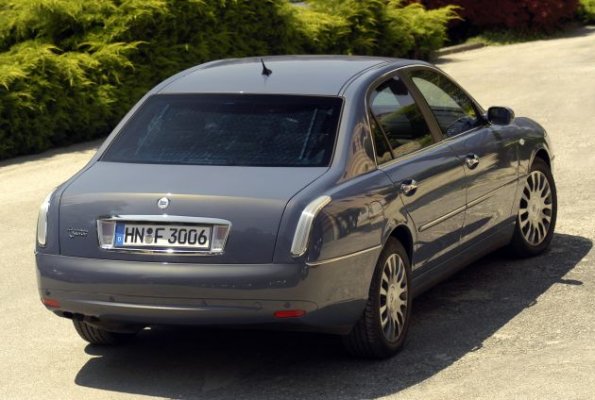 Heckansicht der Limousine Lancia Thesis