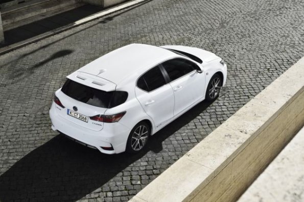 Heck- und Seitenpartie des Lexus CT200 H in der Draufsicht 