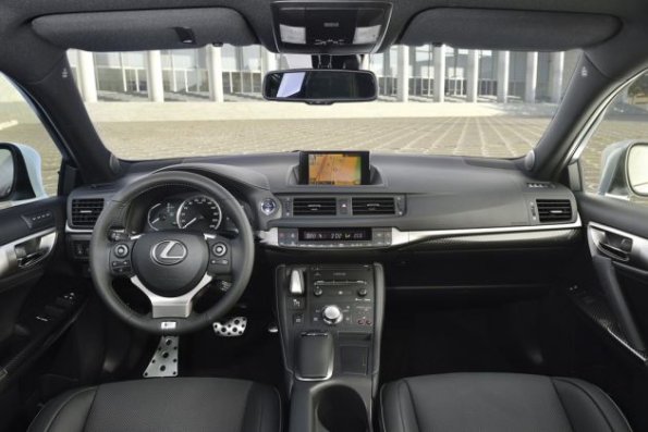 Cockpit und Armaturen im Lexus CT200 H