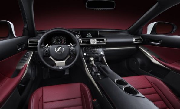 Der Arbeitsplatz des Fahrers im Lexus IS 250