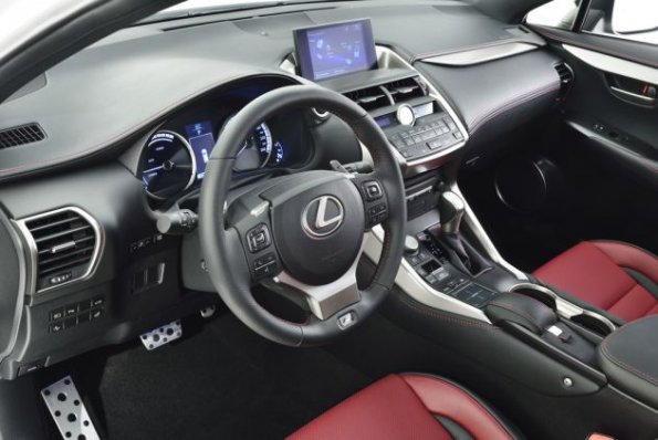 Das Cockpit des Lexus NX