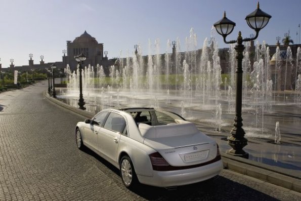 Ein repräsentatives Spielzeug für Gutbetuchte: Der Maybach Landaulet, hier aus der Heckansicht. 