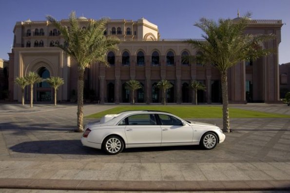 Der Maybach Landaulet in der Seitenansicht: Auch die Heckfenster sind abzudunkeln und lassen neugierige Blicke draußen. 