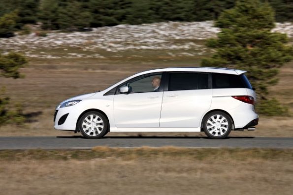 Die Front- und Seitenpartie des Mazda 5