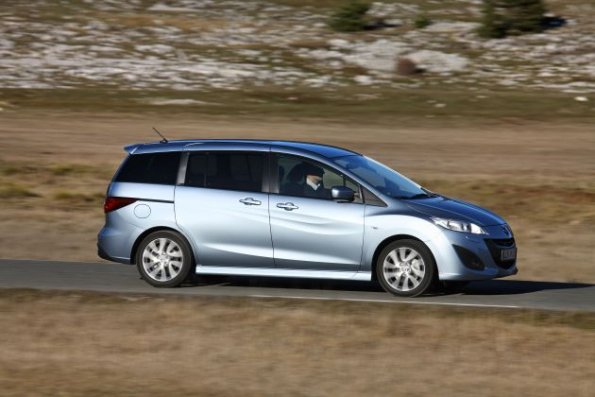 Fahraufnahme mit der Seitenpartie des Mazda 5