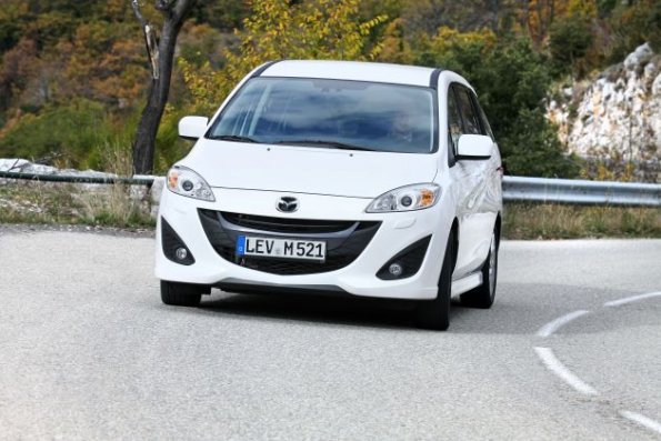 Die Außenaufnahme zeigt die Frontpartie des Mazda 5