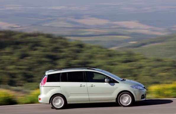 Die Silhouette des Mazda5 bei einer Fahraufnahme