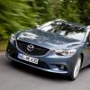 Fahraufnahme mit der Fahrzeugfront des Mazda 6