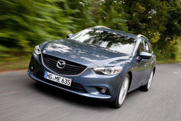 Fahraufnahme mit der Fahrzeugfront des Mazda 6