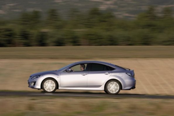 Seitenansicht des Mazda6 in einer Fahraufnahme: Den Mazda6 gibt es als Limousine oder Kombi