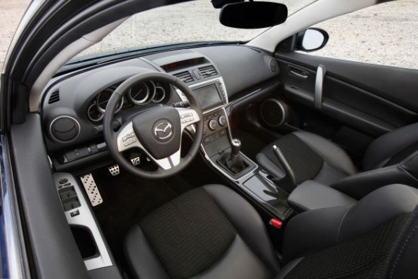 Die Innenaufnahme des Mazda6 zeigt die Instrumententafel