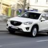 Front- und Seitenpartie des Mazda CX-5 in einer Fahraufnahme <br />