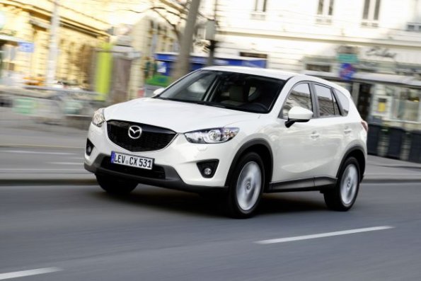 Front- und Seitenpartie des Mazda CX-5 in einer Fahraufnahme 