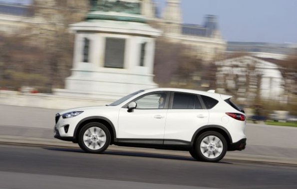 Die Fahraufnahme zeigt das Profil des Mazda CX-5