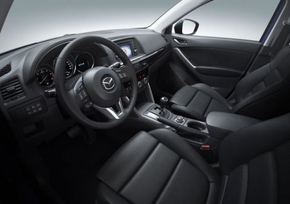 Die Innenraumaufnahme zeigt die Armaturentafel im Mazda CX-5