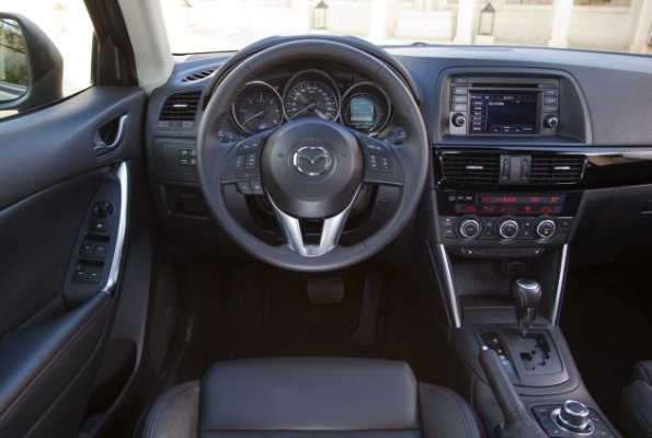 Der Arbeitsplatz des Fahrers im Mazda CX-5