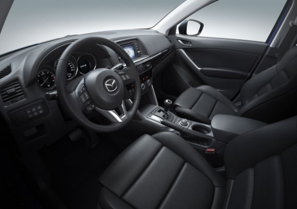 Ein Blick ins Innere des Mazda CX-5: die Armaturentafel und die erste Sitzreihe 