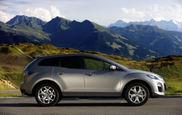 Die Aufnahme zeigt die Seitenansicht des Mazda CX-7