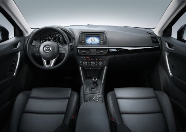 Die Aufnahme zeigt die Instrumententafel im Mazda CX-5