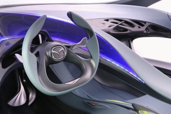 Das futuristisch gestaltete Lenkrad im Mazda Kiyora