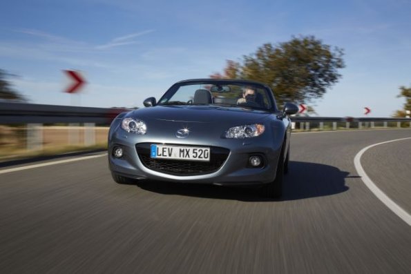 Die Fahrzeugfront des Mazda MX5 in einer Fahraufnahme 