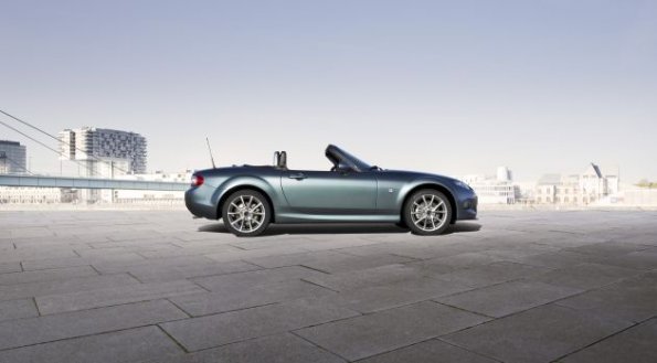 Die Silhouette des Mazda MX5 mit geöffnetem Verdeck