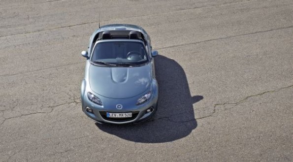 Der Mazda MX5 von schräg oben aufgenommen 